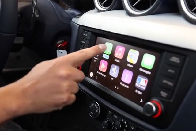 8-1114-apple-carplay-ferrari.jpg - NewsFactor