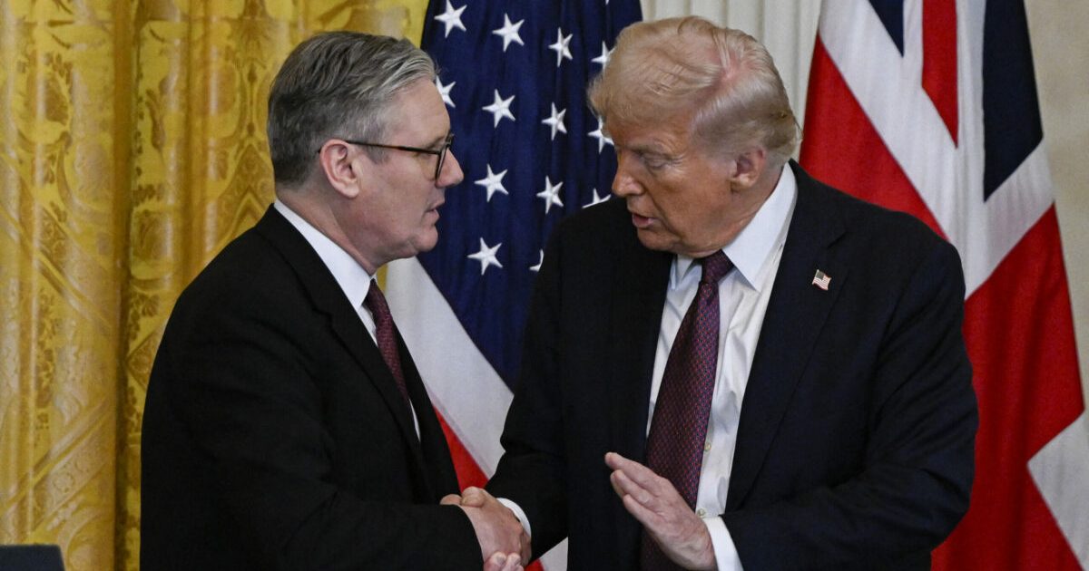Keir Starmer, nemulțumit de fluctuațiile facturilor la energie Prim-ministrul britanic Keir Starmer și-a exprimat public frustrarea față de fluctuațiile prețurilor la energie din Marea Britanie, atribuind aceste schimbări acțiunilor fostului președinte american Donald Trump și ale președintelui rus Vladimir Putin