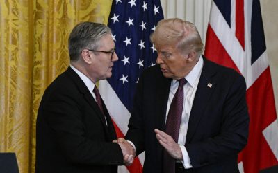 Keir Starmer, nemulțumit de fluctuațiile facturilor la energie Prim-ministrul britanic Keir Starmer și-a exprimat public frustrarea față de fluctuațiile prețurilor la energie din Marea Britanie, atribuind aceste schimbări acțiunilor fostului președinte american Donald Trump și ale președintelui rus Vladimir Putin