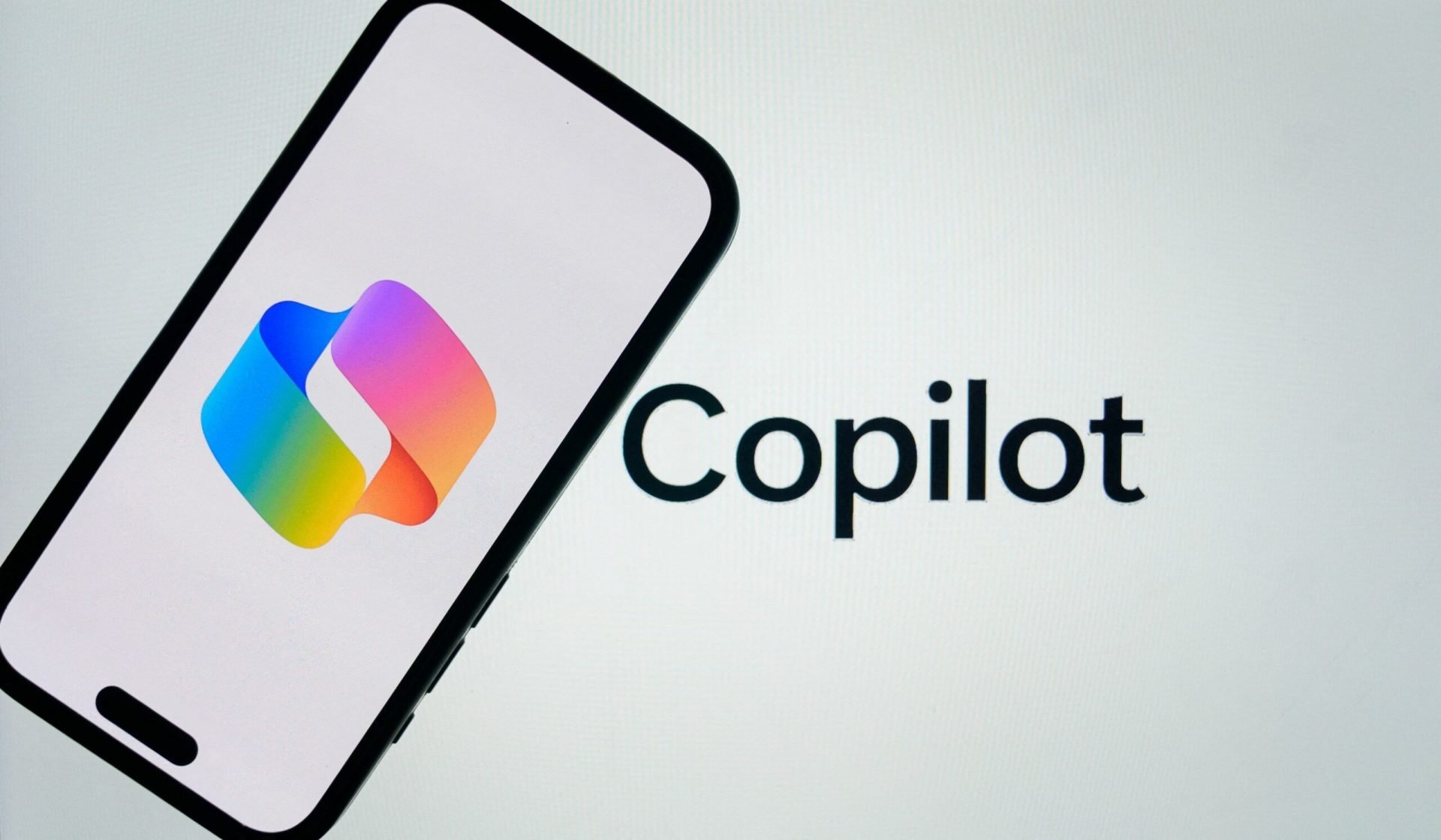 Microsoft, sub focul criticilor pentru termenii de utilizare ai Copilot București – Gigantul tehnologic Microsoft a atras atenția, fiind criticat pe rețelele de socializare din cauza termenilor de utilizare ai instrumentului său de inteligență artificială (IA), Copilot