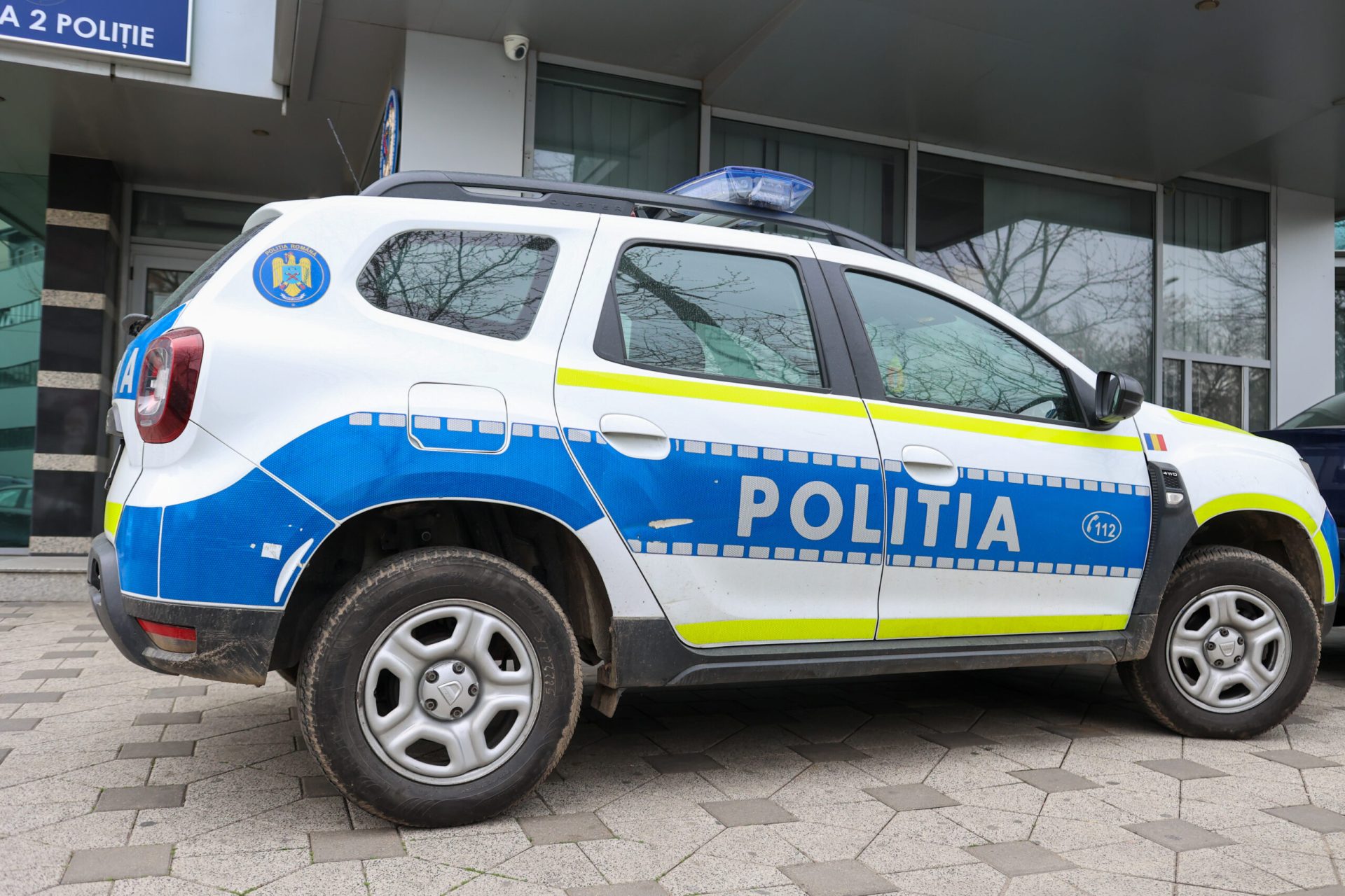 Un șofer de 20 de ani a fost reținut după ce a lovit un polițist rutier în încercarea de a fugi de oamenii legii în sectorul 1 al Capitalei, în noaptea de duminică spre luni
