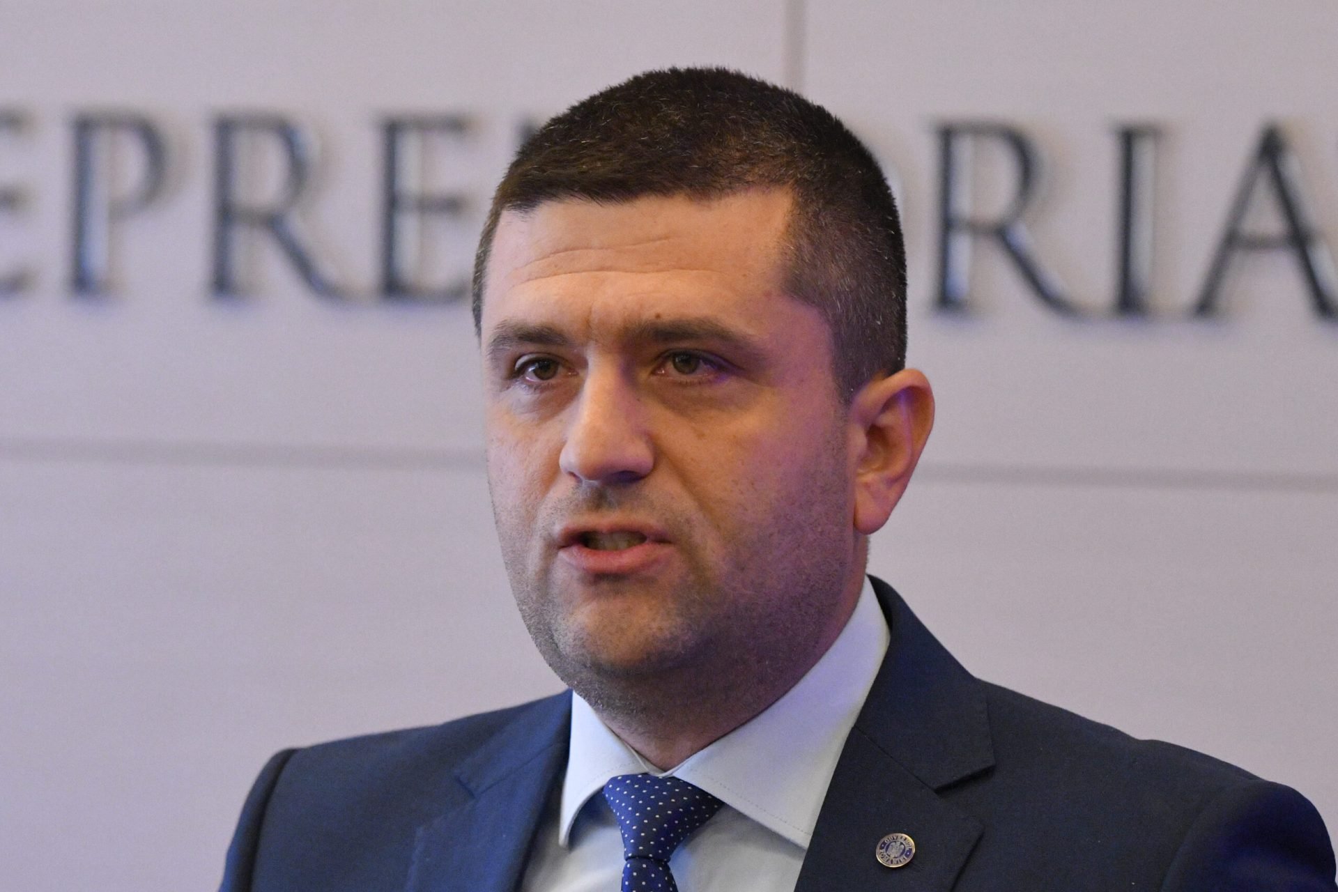 MINISTRUL APĂRĂRII, RADU MIRUȚĂ, DESPRE FABRICA DE DRONE: TEHNOLOGIA TREBUIE ACTUALIZATĂ CONSTANT București – Fabrica de drone pe care România intenționează să o construiască trebuie să adopte o strategie de actualizare continuă a tehnologiei, pentru a rămâne competitivă