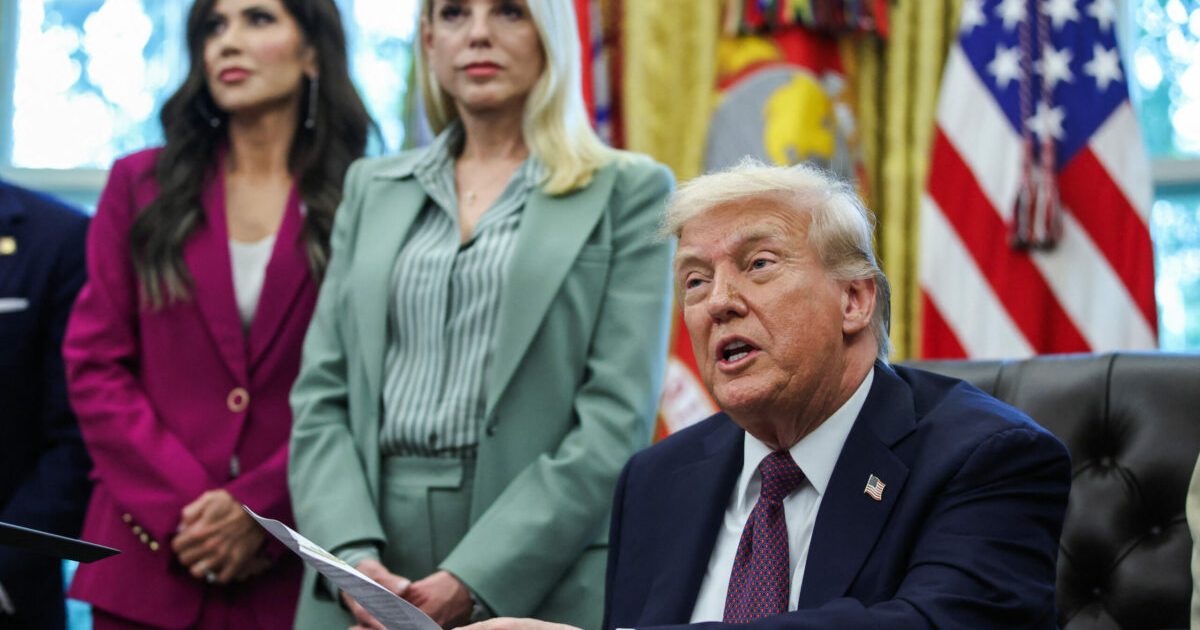 Trump ignoră consilierii, se înfurie și improvizează: Ce urmează pentru SUA?