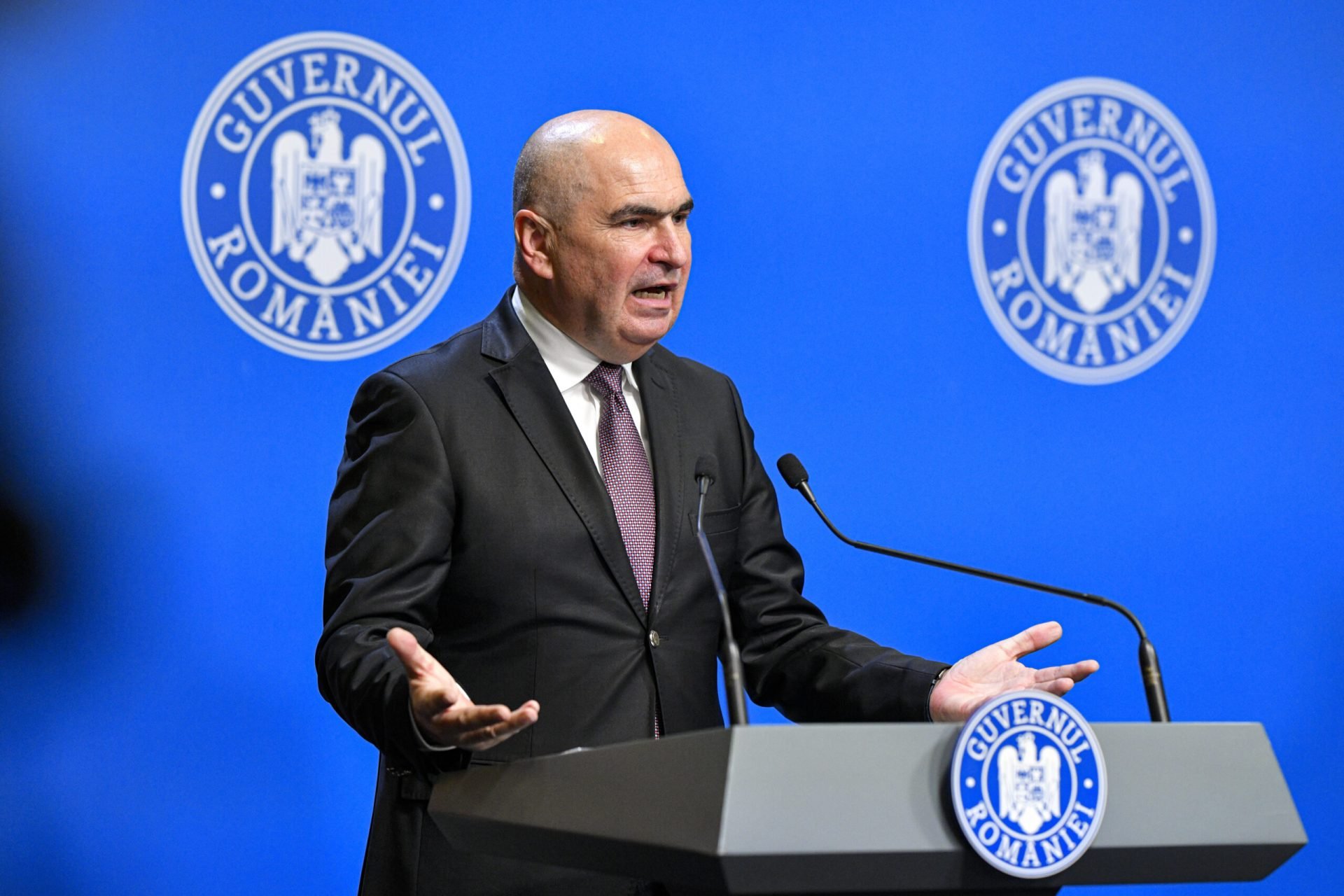 România caută soluții pentru a plăti Pfizer după pierderea procesului Premierul Ilie Bolojan a anunțat că autoritățile române caută soluții pentru a achita obligațiile financiare către compania farmaceutică Pfizer, în urma pierderii unui proces