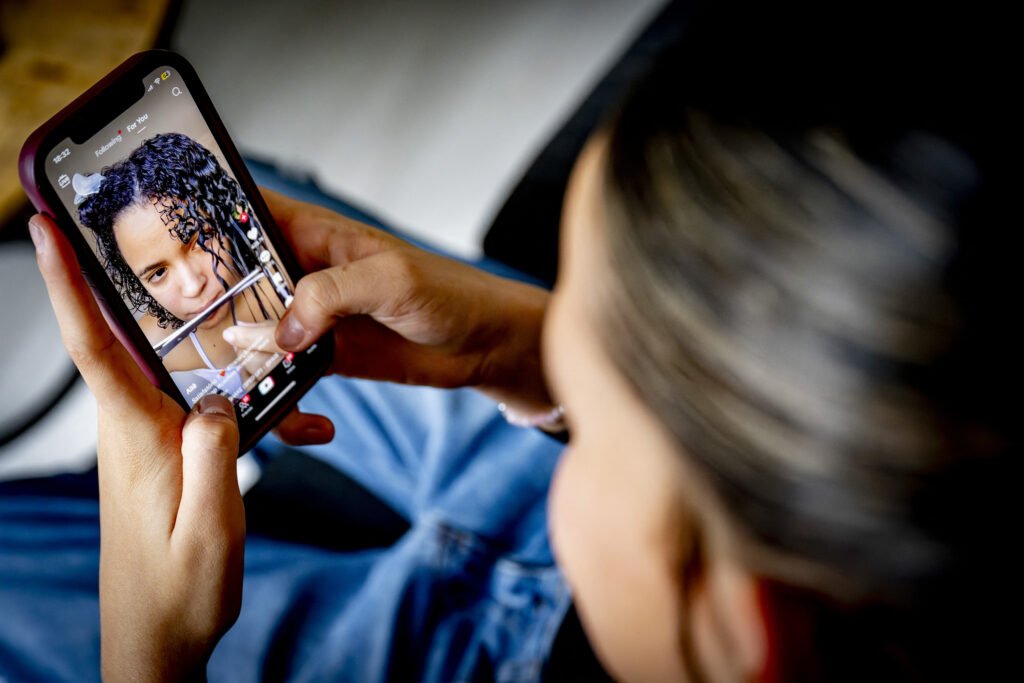 O majoritate covârșitoare a grecilor susține interzicerea accesului copiilor sub 15 ani la rețelele sociale, guvernul de la Atena pregătindu-se să aplice măsuri similare cu cele din Australia