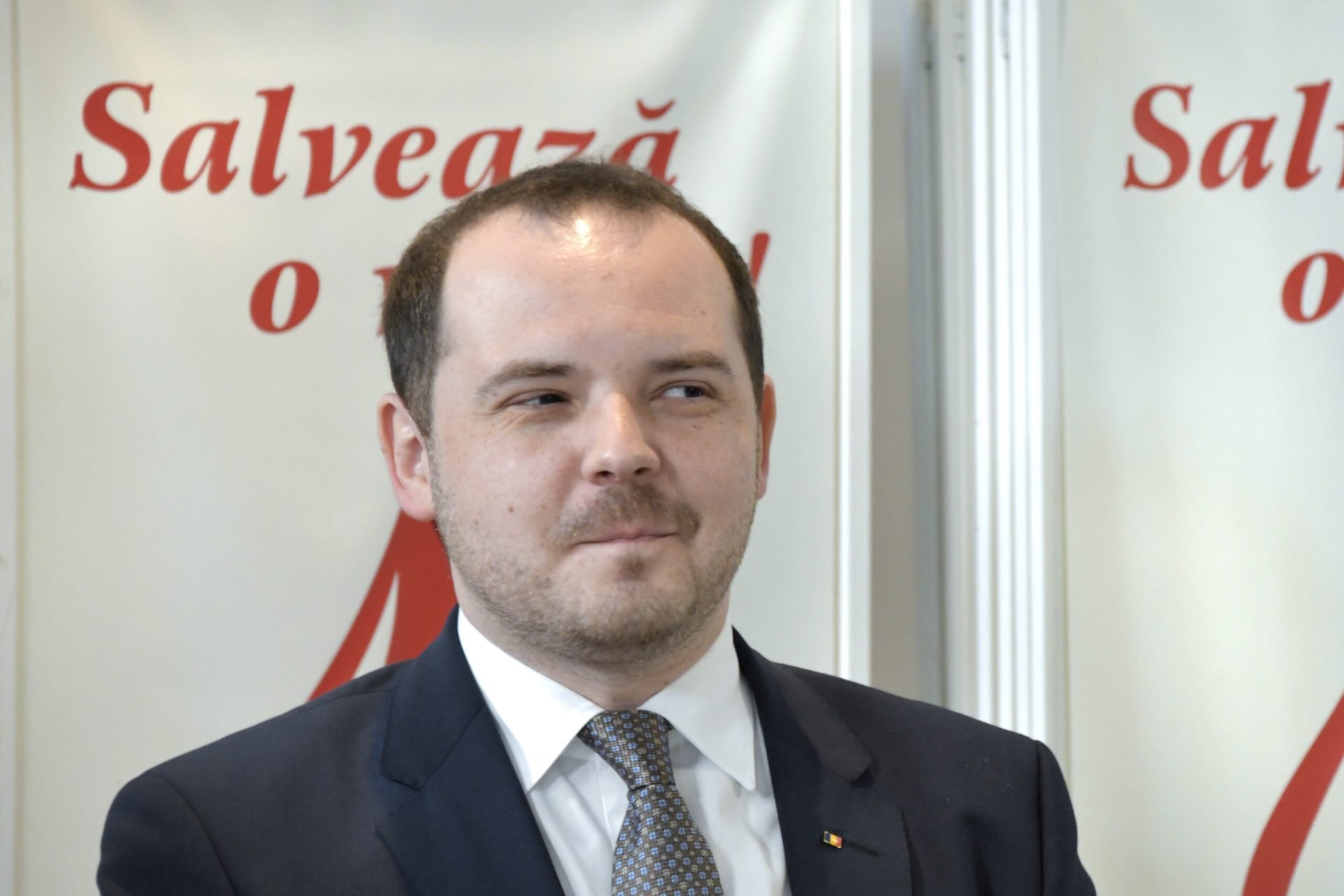 Ministrul Sănătății, Alexandru Rogobete, a acuzat achiziția a 39 de milioane de doze de vaccin anti-COVID-19 ca fiind determinată de „incompetență sau slugărnicie”