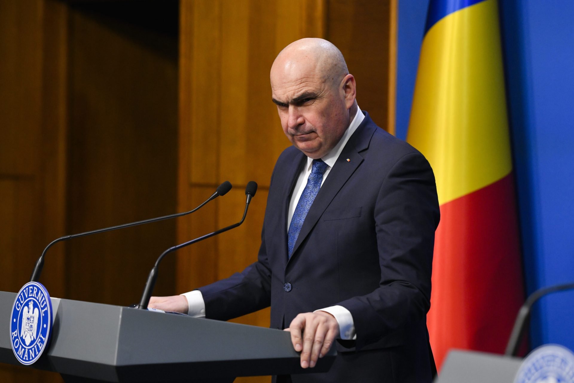 Guvernul asigură populația că nu există probleme de aprovizionare cu carburanți Premierul ILIE BOLOJAN a declarat că România nu se confruntă cu probleme de aprovizionare cu carburanți, în ciuda contextului internațional tensionat