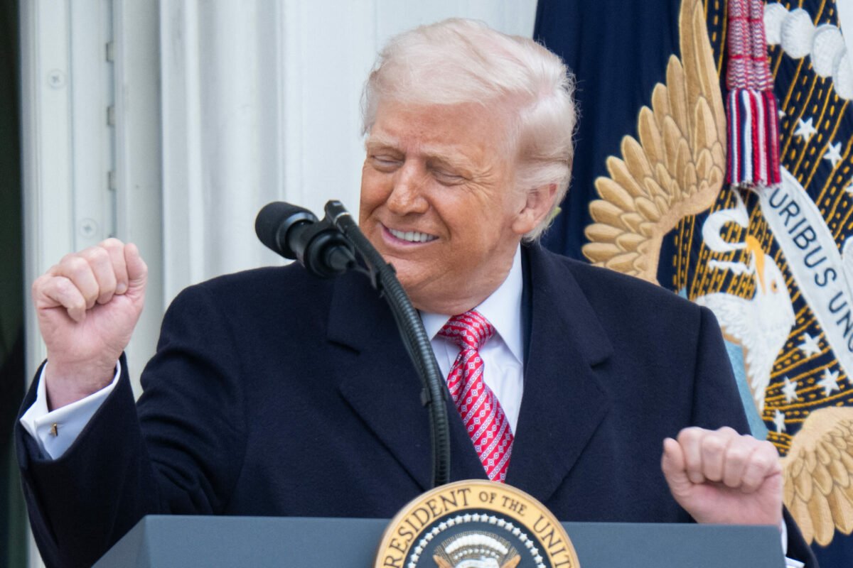 Trump, Paște diferit: Tur prin Washington și mesaje controversate Președintele american, DONALD Trump, a ales să petreacă Paștele într-un mod neobișnuit, generând reacții puternice