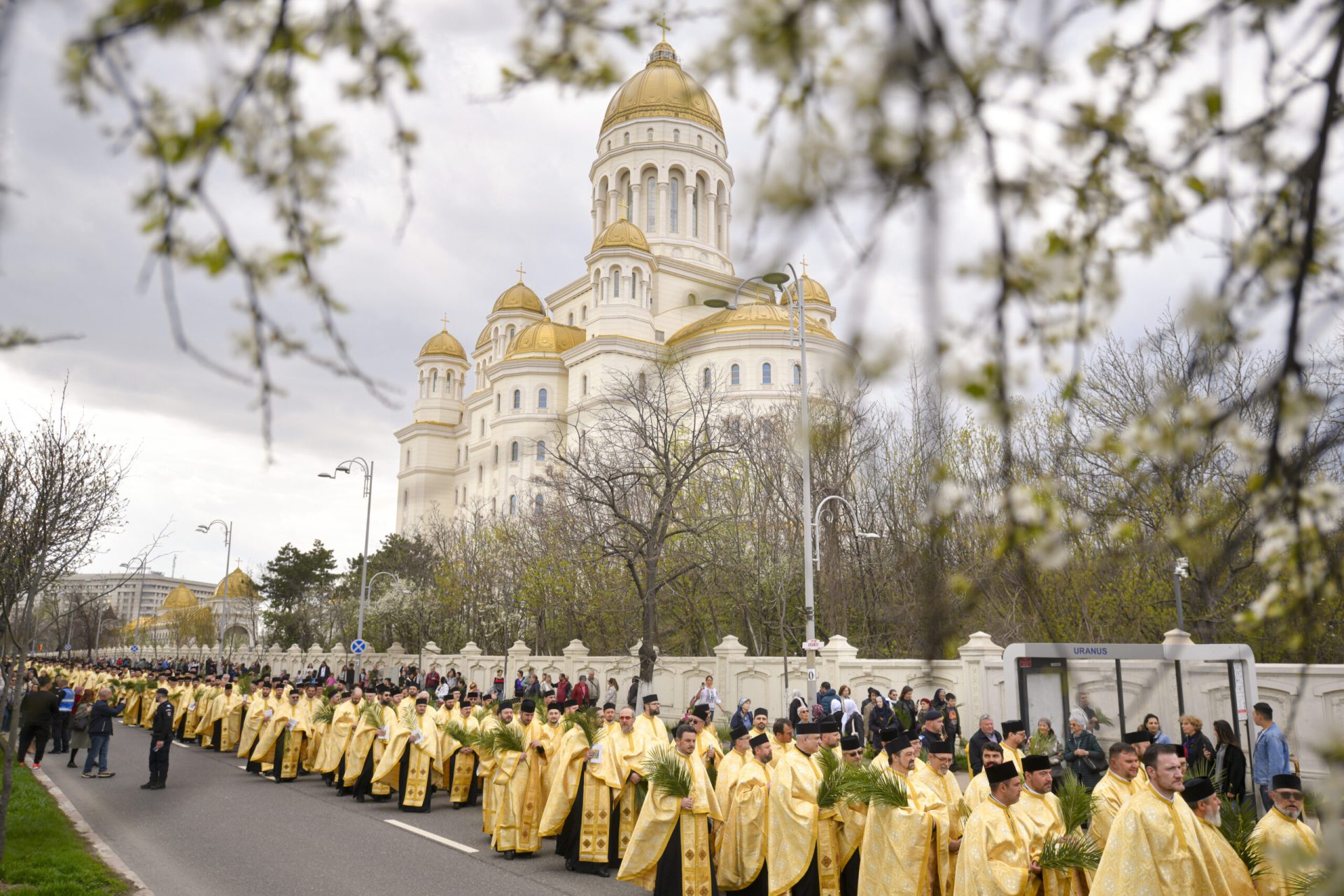 Mii de credincioși au participat la pelerinajul de Florii în București Bucureștiul a fost, ieri, centrul unei puternice manifestări religioase, cu ocazia sărbătorii Intrării Domnului în Ierusalim