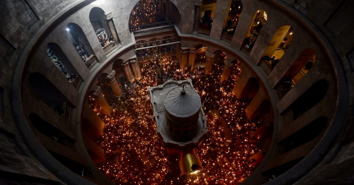 Lumina Învierii, mesaj de pace: Un viitor mai senin pentru România