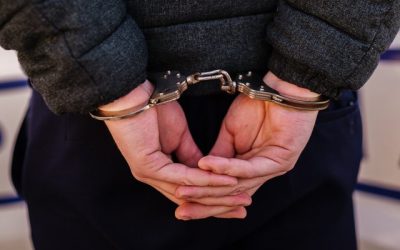 Bărbat din Timiș, acuzat de sechestrare și șantaj. Amenința cu imagini compromițătoare