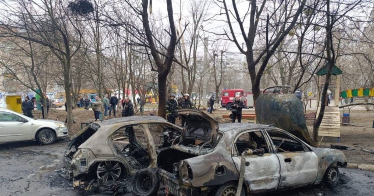 O zonă industrială din apropierea unei mari rafinării de petrol din Rusia, atacată de drone ucrainene București – O serie de atacuri cu drone au lovit în ultimele zile atât teritoriul ucrainean, cât și cel rusesc, cu consecințe semnificative asupra infrastructurii energetice și a negocierilor de pace