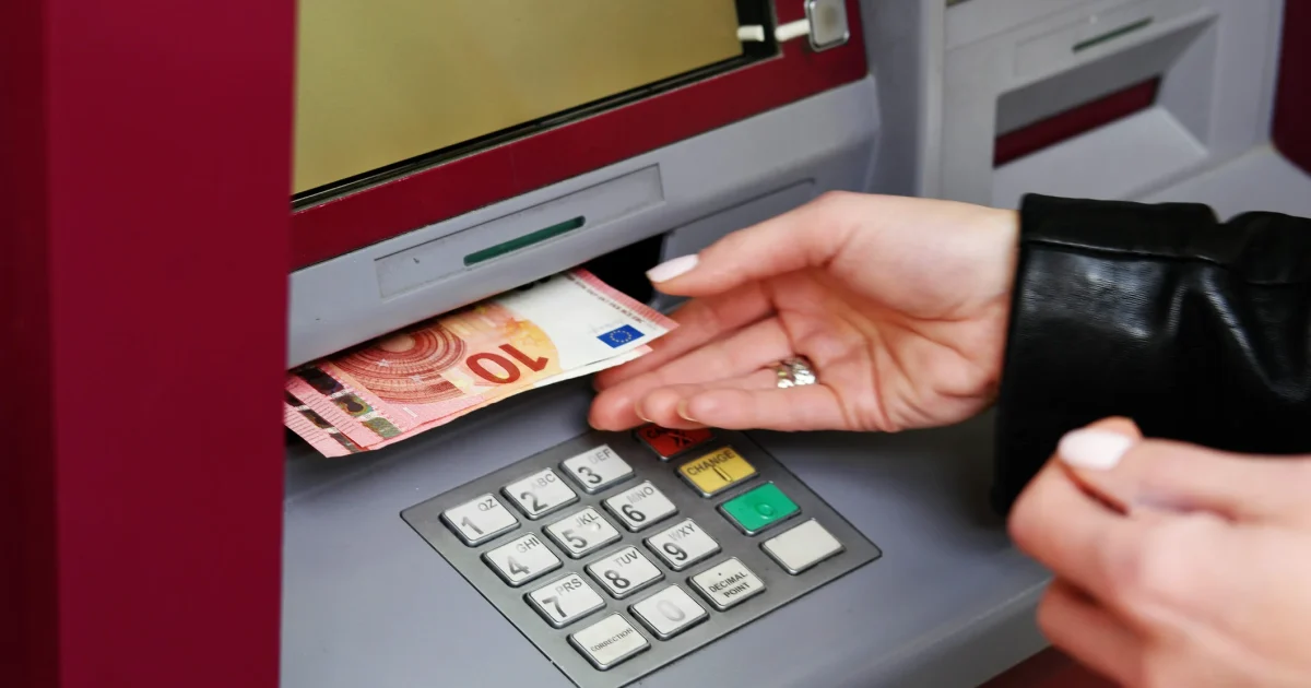 Banii cash, sub lupa! UE introduce verificări în timp real la bancomat