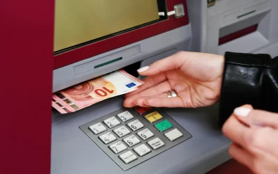 Banii cash, sub lupa! UE introduce verificări în timp real la bancomat