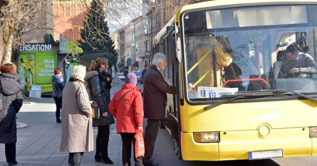 Transport gratuit pentru pensionari: Orașele din România unde se aplică schema