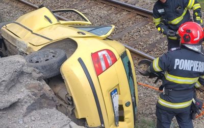 Accident GRAV în Vâlcea: Mașină, proiectată lângă Calea Ferată. Două victime, resuscitate