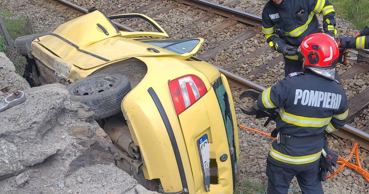 Accident grav pe DN7, în Vâlcea: un autoturism a fost proiectat lângă calea ferată. Două victime sunt resuscitate la fața locului