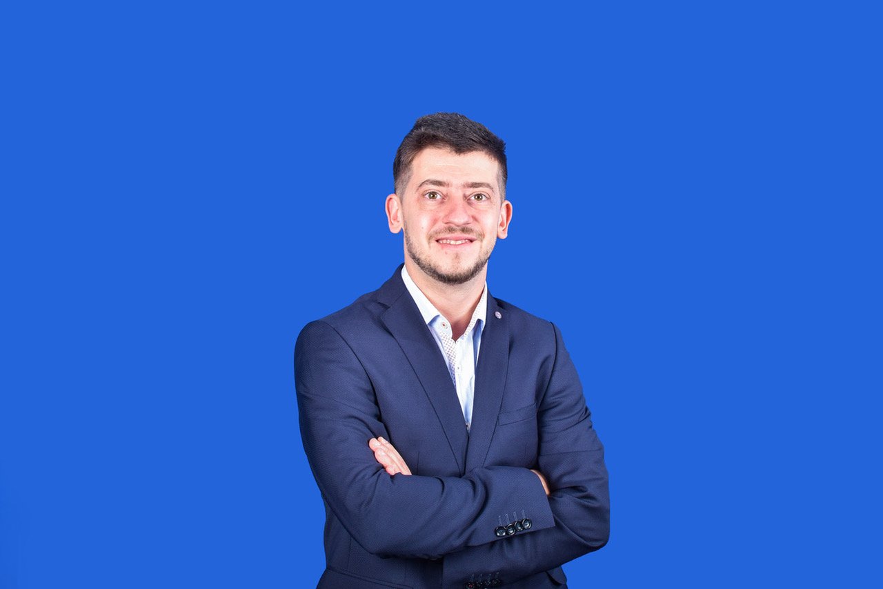 Inteligența Artificială transformă companiile: până la 90% din cererile IT sunt rezolvate automat București – Inteligența Artificială (AI) își face simțită prezența tot mai puternic în mediul de afaceri, preluând sarcini repetitive și schimbând modul în care angajații își desfășoară munca