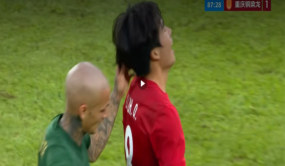 Mitriță, eliminat cu roșu direct într-un meci din Superliga Chinei; Gestul inexplicabil din finalul partidei ALEXANDRU Mitriță a fost protagonistul unui moment nefericit în Superliga Chinei, evoluând pentru Zhejiang Professional, în meciul cu Chongqing Tonglianglon, unde joacă și un alt român, GEORGE CîMPANU