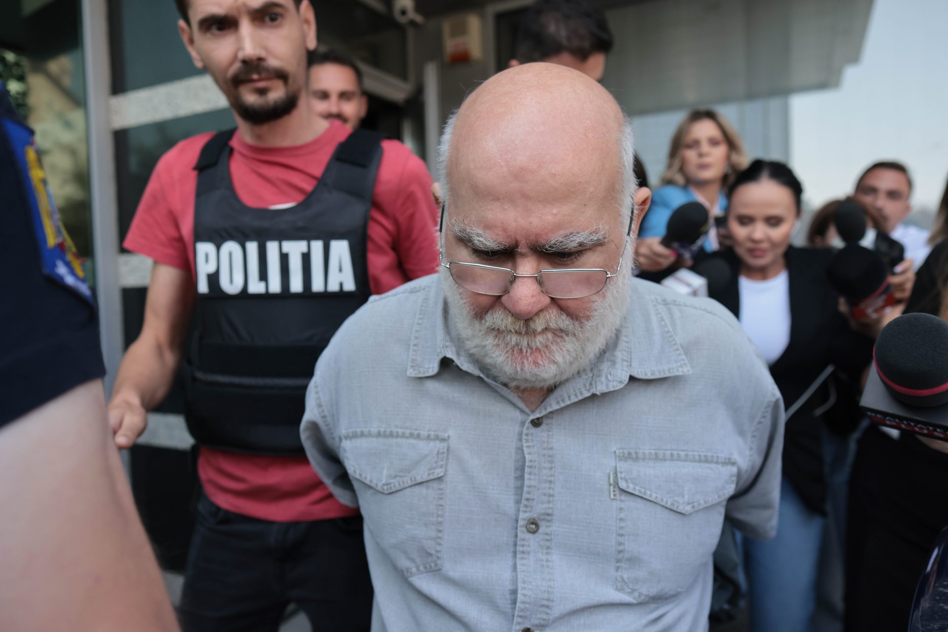 Alfred Bulai, fost profesor SNSPA, trimis în judecată pentru agresiune sexuală Sociologul Alfred Bulai, fost profesor la Școala Națională de Studii Politice și Administrative (SNSPA), a fost trimis în judecată de procurorii Parchetului de pe lângă Judecătoria Sectorului 1