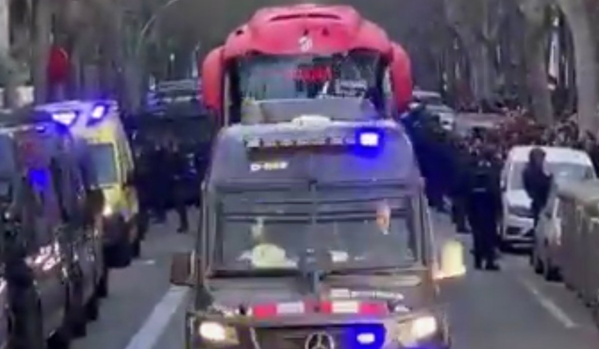 Autocarul echipei Atletico Madrid, atacat de suporterii Barcelonei înaintea meciului din Liga Campionilor Meciul dintre FC Barcelona și Atletico Madrid, din cadrul Ligii Campionilor, a fost marcat de un incident neplăcut înaintea fluierului de start