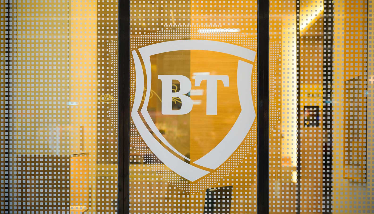Programul băncii transilvania pentru paștele ortodox 2026 Banca Transilvania, cea mai mare instituție financiară din România, a anunțat programul unităților sale pentru perioada sărbătorilor pascale din 2026