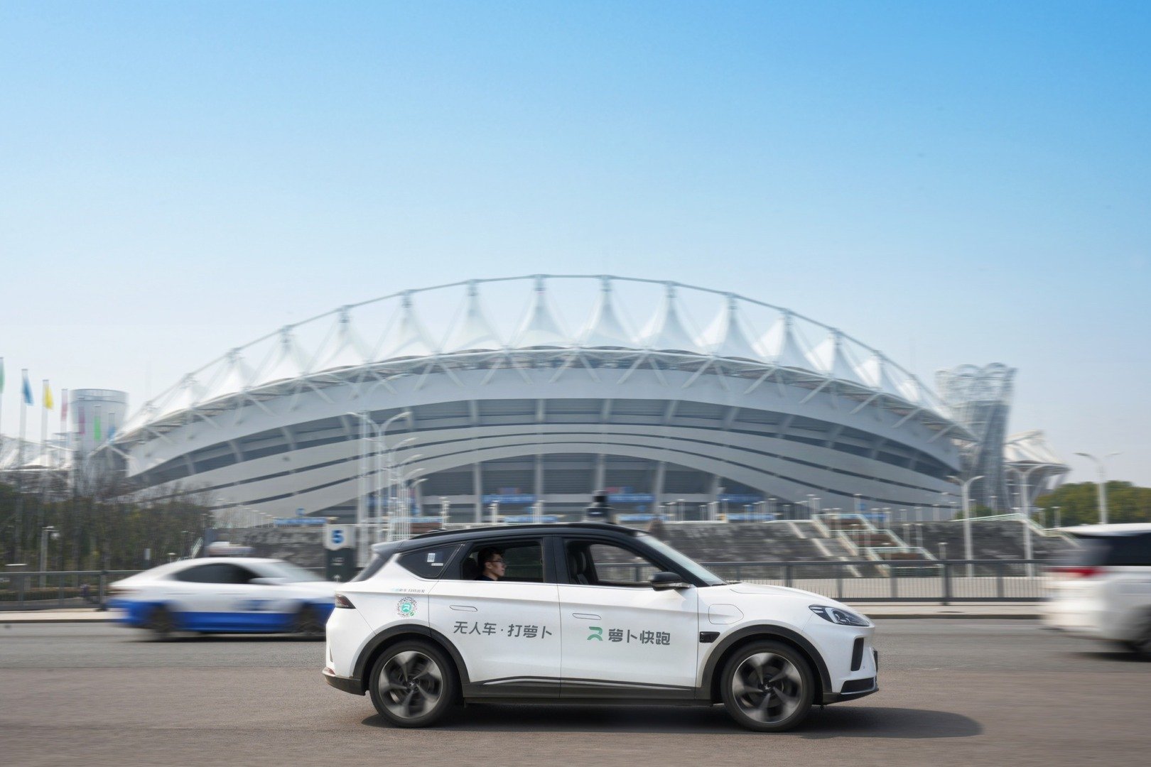 Zeci de robotaxi-uri au blocat traficul în Wuhan, China, după o defecțiune generalizată a sistemului, stârnind îngrijorări cu privire la siguranța vehiculelor autonome