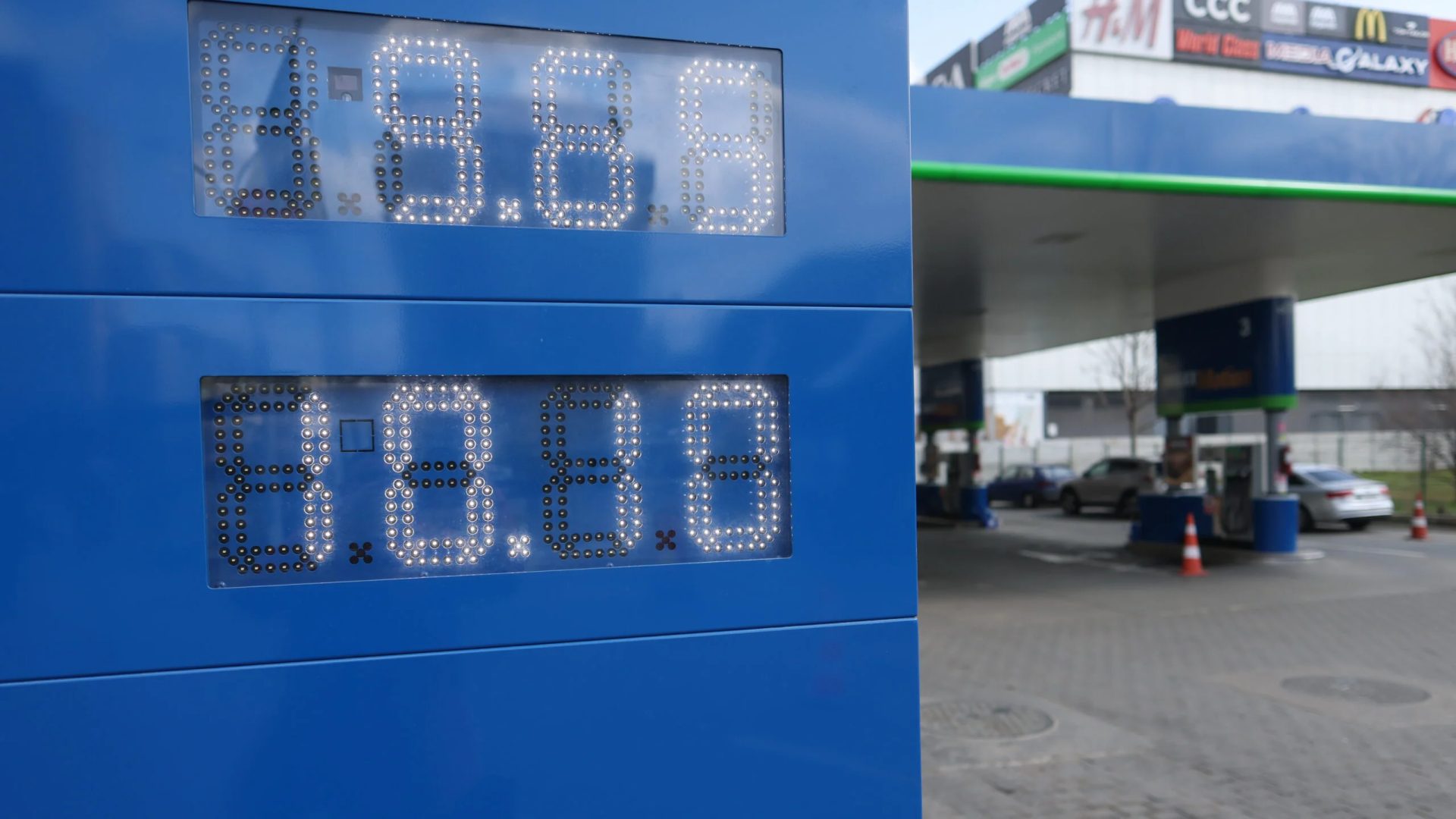 Bogdan Ivan, ministrul Energiei, a anunțat că Guvernul ia în calcul noi măsuri pentru a atenua impactul scumpirilor la pompă, în contextul creșterii prețului petrolului pe plan internațional