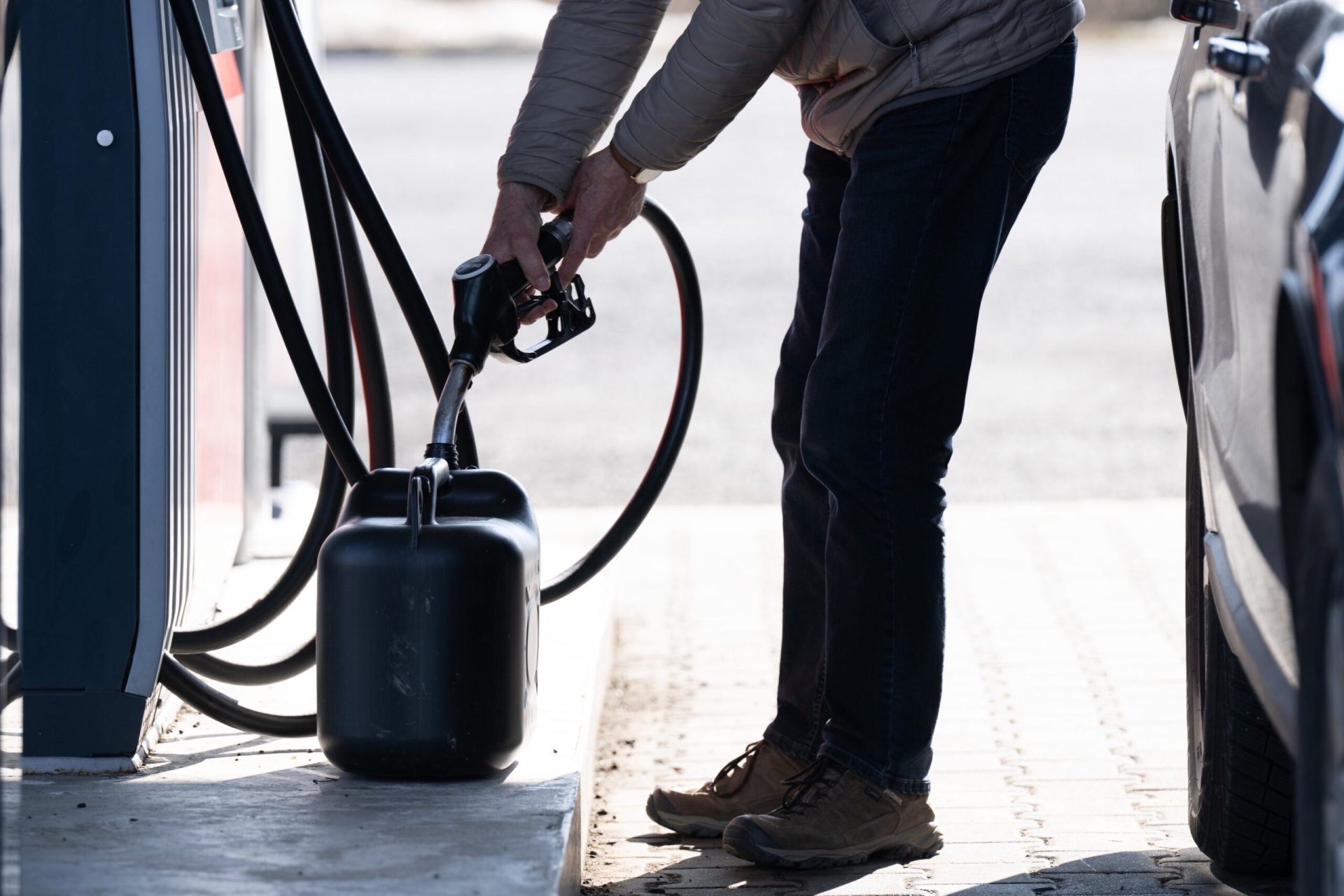 Petrolul se ieftinește: SUA și Iran, pe cale să reia negocierile