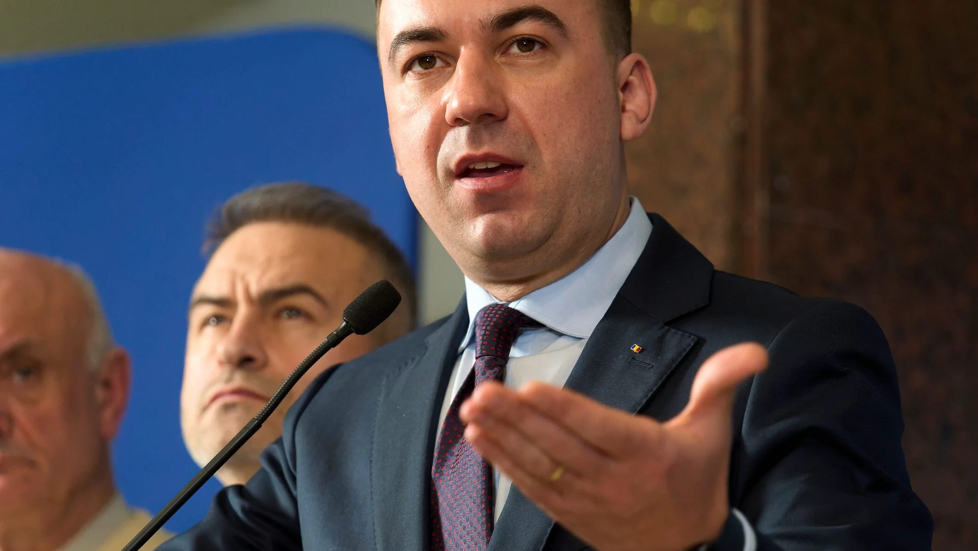 Prețurile la carburanți, influențate de tensiunile globale, ar putea scădea în aproximativ 50 de zile, conform declarațiilor ministrului Energiei, Bogdan Ivan