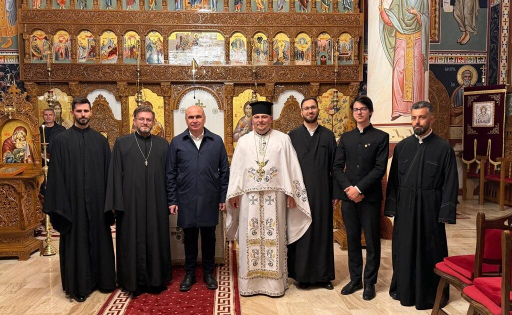 Ilie Bolojan, la Sînmartin, în noaptea de Înviere. Premierul, printre credincioși, la slujba de Paște