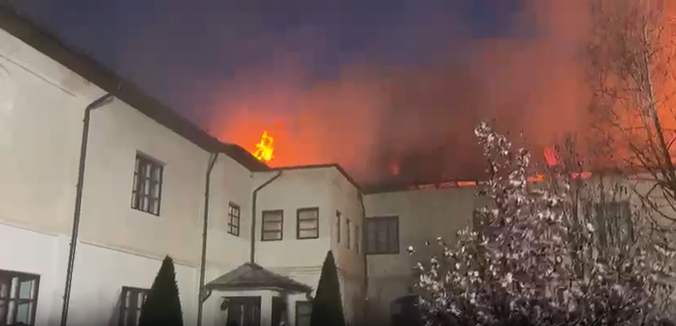 Incendiu puternic la o mănăstire din Vâlcea, chiar în prima zi de Paște