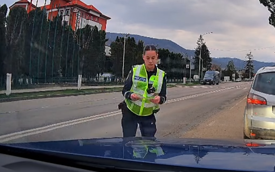 Polițistă din Târgu Ocna, acuzată: A amendat șoferul deși semaforul era verde