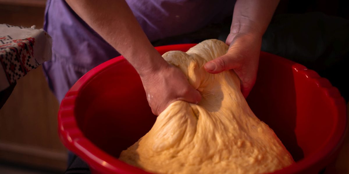 Cât timp stă aluatul de cozonac la dospit? Secretul pufoșeniei!