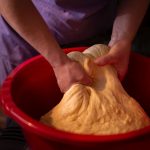 Cât timp stă aluatul de cozonac la dospit? Secretul pufoșeniei!