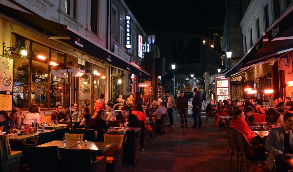 Ciucu bagă reguli noi pentru terasele din București