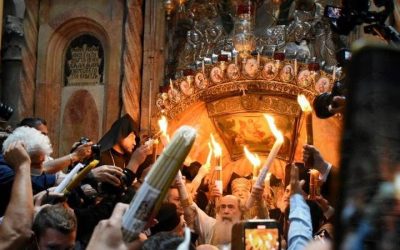 Sfânta Lumină a ajuns la Ierusalim: Credincioșii așteaptă cu emoție