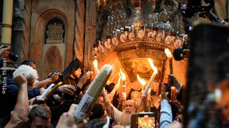 Sfânta Lumină a ajuns la Ierusalim: Credincioșii așteaptă cu emoție