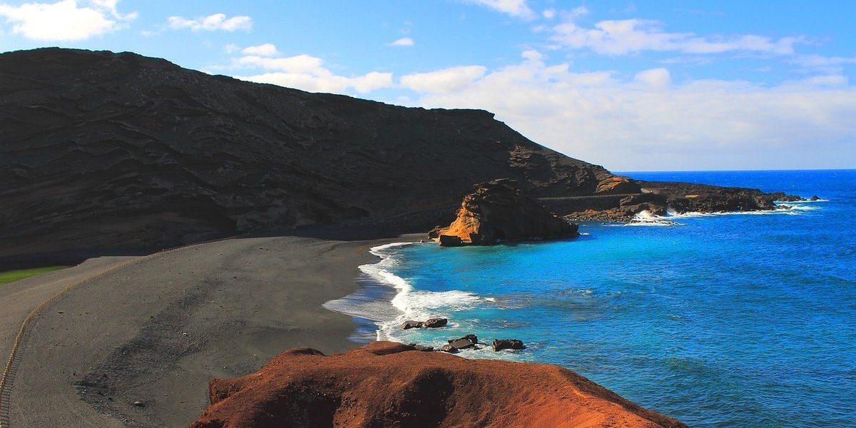 Coșmarul unei pensionare pe aeroport: a rămas fără bani și fără vacanța visată în Tenerife din cauza unui detaliu banal. „Sunt distrusă!”