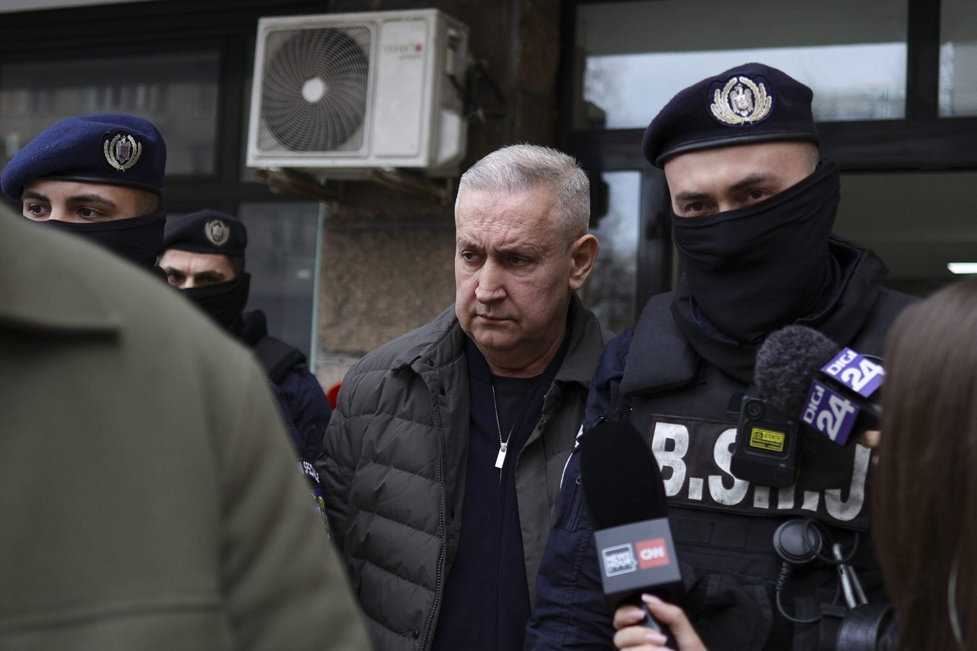 Șeful ARR, Cristian Anton, Reținut de DNA într-un Dosar de Corupție; Aproximativ Jumătate de Milion de Euro, Găsiți la Domiciliu Direcția Națională Anticorupție (DNA) a anunțat, miercuri, reținerea lui Cristian Anton, director general al Autorității Rutiere Române (ARR), într-un dosar de corupție