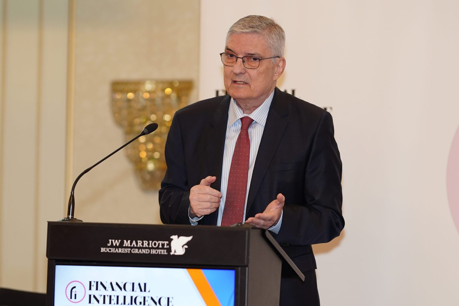 Președintele Consiliului Fiscal, Daniel Dăianu, avertizează: România a trăit peste posibilități și are nevoie de corecții economice România se confruntă cu o situație economică dificilă, după cum a declarat miercuri, la Cluj, președintele Consiliului Fiscal, Daniel Dăianu