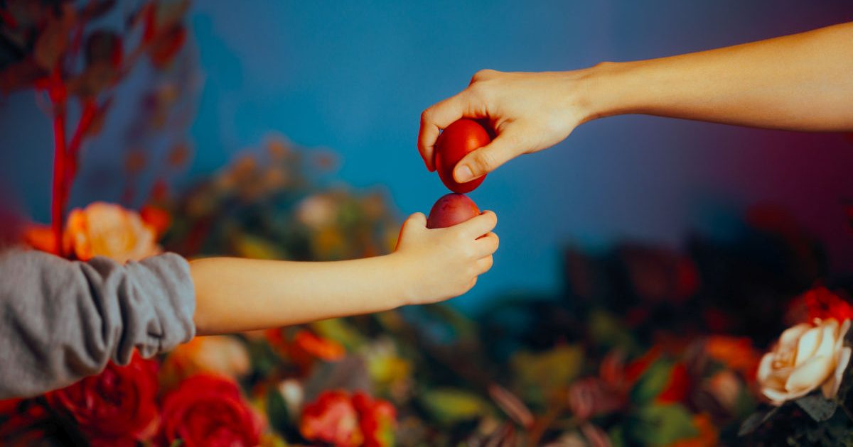 De ce ciocnim ouă roșii de Paște? Tradiția românească cu semnificații profunde