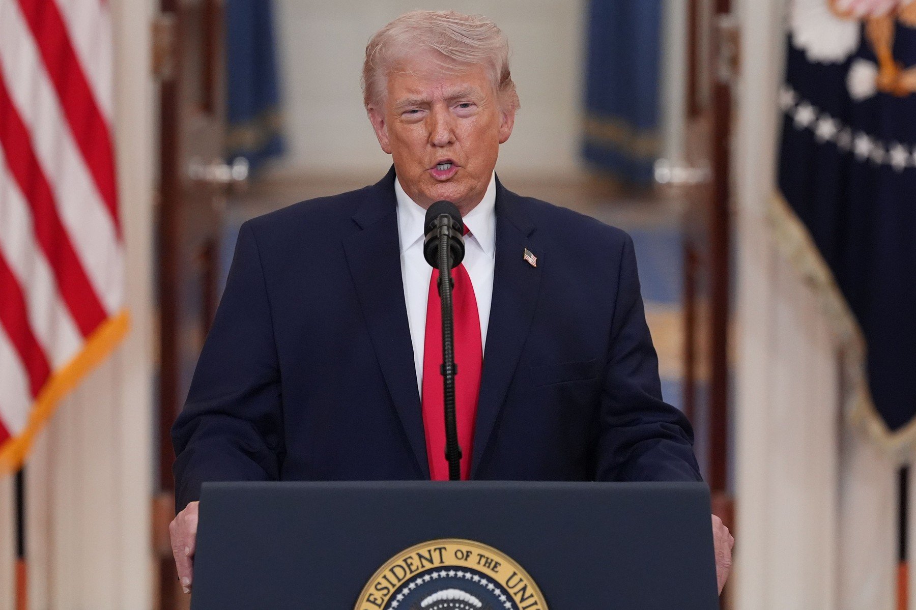Trump anunță finalul războiului din Iran, dar amenință: „Vom lovi ca-n epoca de piatră”