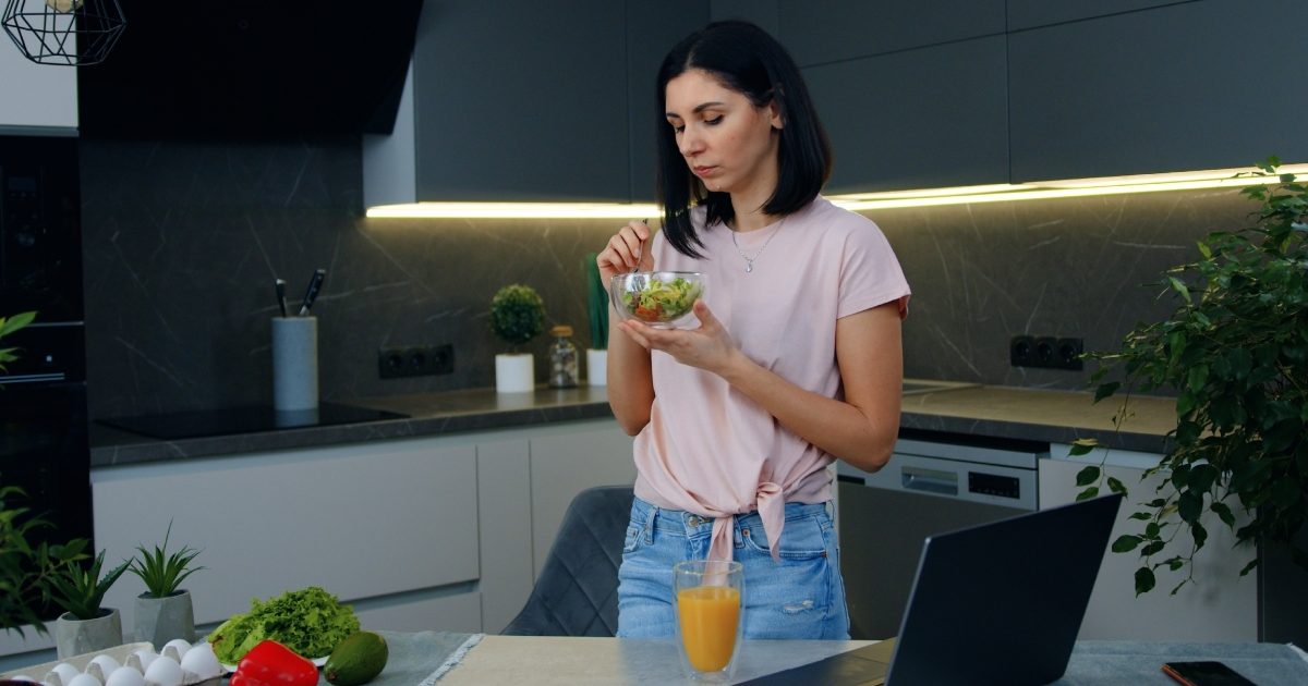 Poziția la masă contează: Cum influențează sănătatea, nu doar ce mănânci