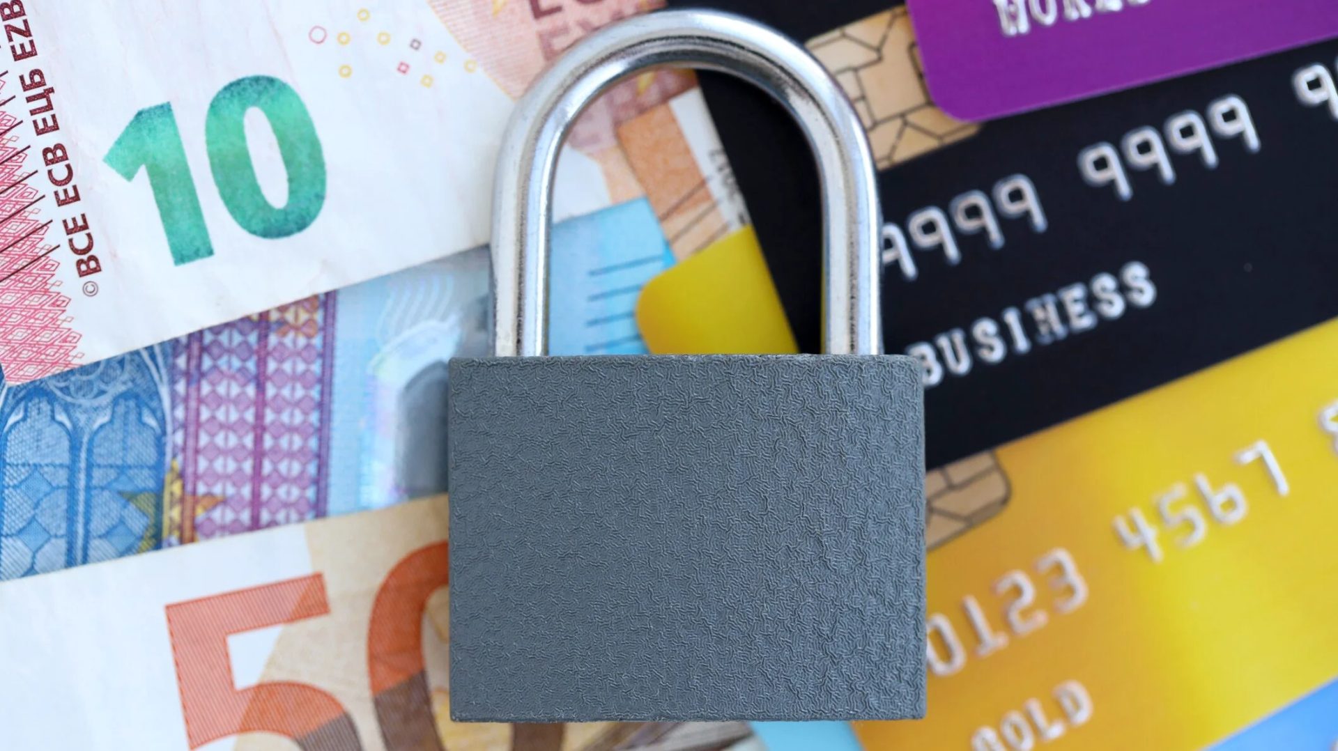 UE limitează tranzacțiile cash pentru companii: Regulile se schimbă din 2027 Uniunea Europeană impune noi reguli privind utilizarea numerarului, limitând tranzacțiile cash pentru companii la maximum 10.000 de euro începând cu anul 2027