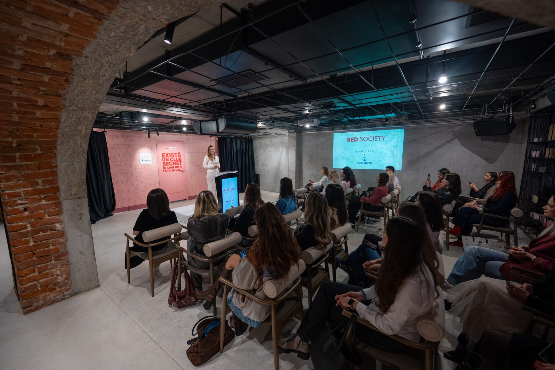 În România, Enroush și Medicover lansează RED Society, un program menit să combată sărăcia menstruală Aproximativ una din cinci tinere din Europa se confruntă cu sărăcia menstruală, iar în România, Enroush și Medicover România vin cu o inițiativă menită să adreseze această problemă