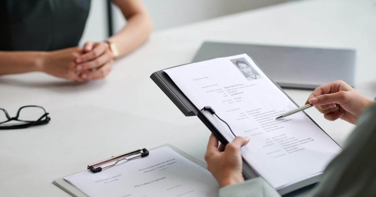 Tinerii caută joburi: Cereri de angajare cresc cu 24% în România