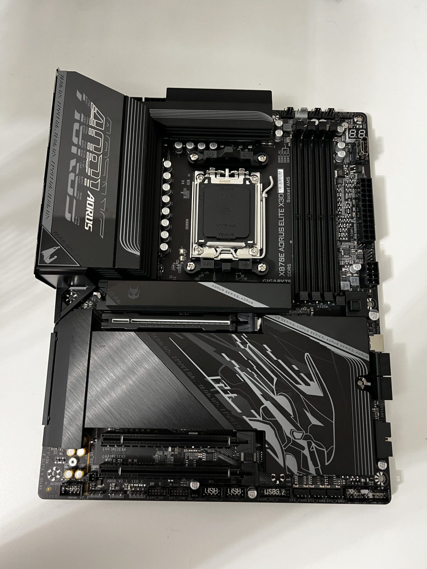 O placă de bază adecvată poate face diferența majoră în performanța procesoarelor performante, în special a celor din gama X3D de la AMD, potrivit experienței unui utilizator care a testat pe larg configurații full AMD