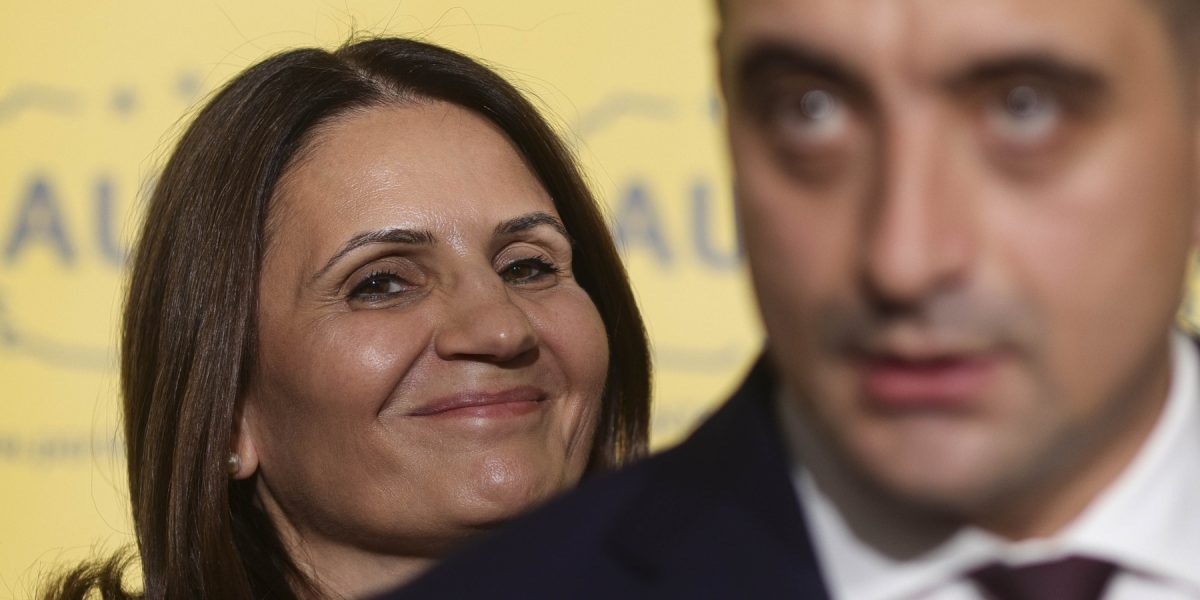 Lovitura de stat: Mișcările continuă, scena politică în fierbere