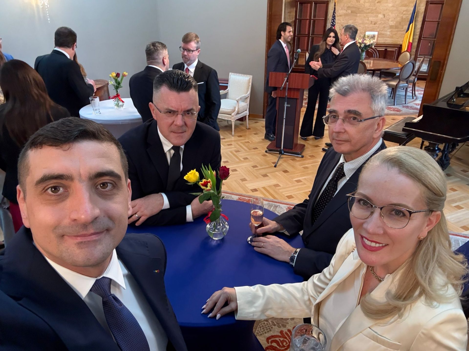 Simion și Dungaciu, la recepția ambasadorului SUA, după ce AUR a votat împotriva amplasării avioanelor americane Liderii Alianței pentru Unirea Românilor (AUR), George Simion și Dan Dungaciu, au participat marți seara la recepția organizată de ambasadorul Statelor Unite ale Americii în România, Darryl Nirenberg